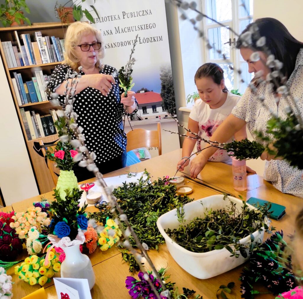 uczestnicy warsztatów tworzenia palm wielkanocnych