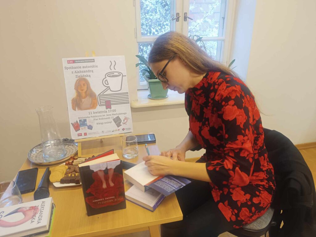 Aleksandra Zielińska podpisuje książki