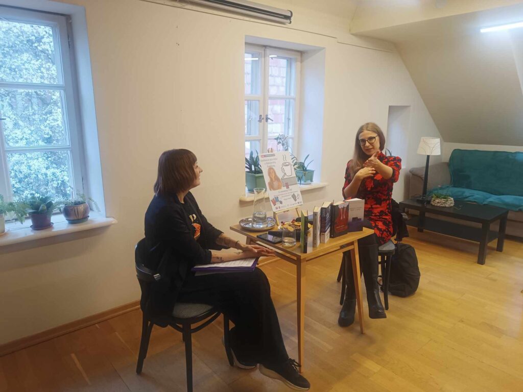 Aleksandra Zielińska z prowadzącą spotkanie Joanną Radek