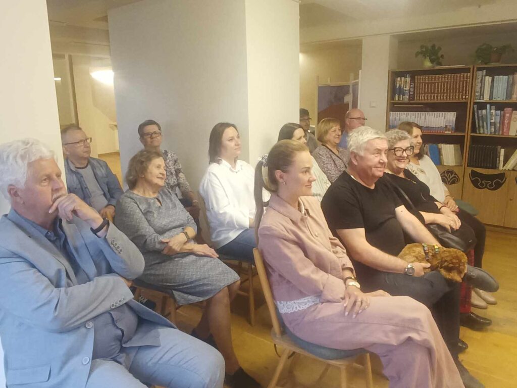 uczestnicy spotkania autorskiego z Michałem Posmykiewiczem