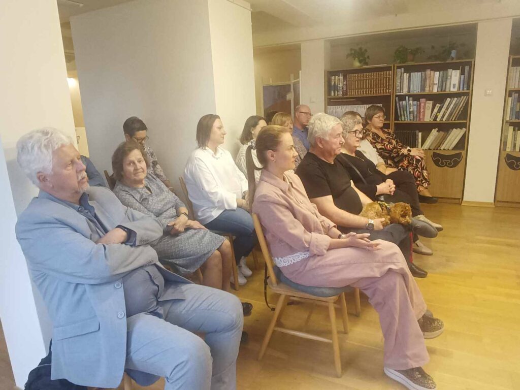 uczestnicy spotkania autorskiego z Michałem Posmykiewiczem