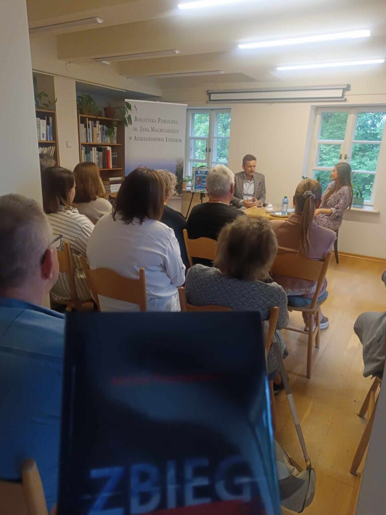 uczestnicy spotkania autorskiego z Michałem Posmykiewiczem