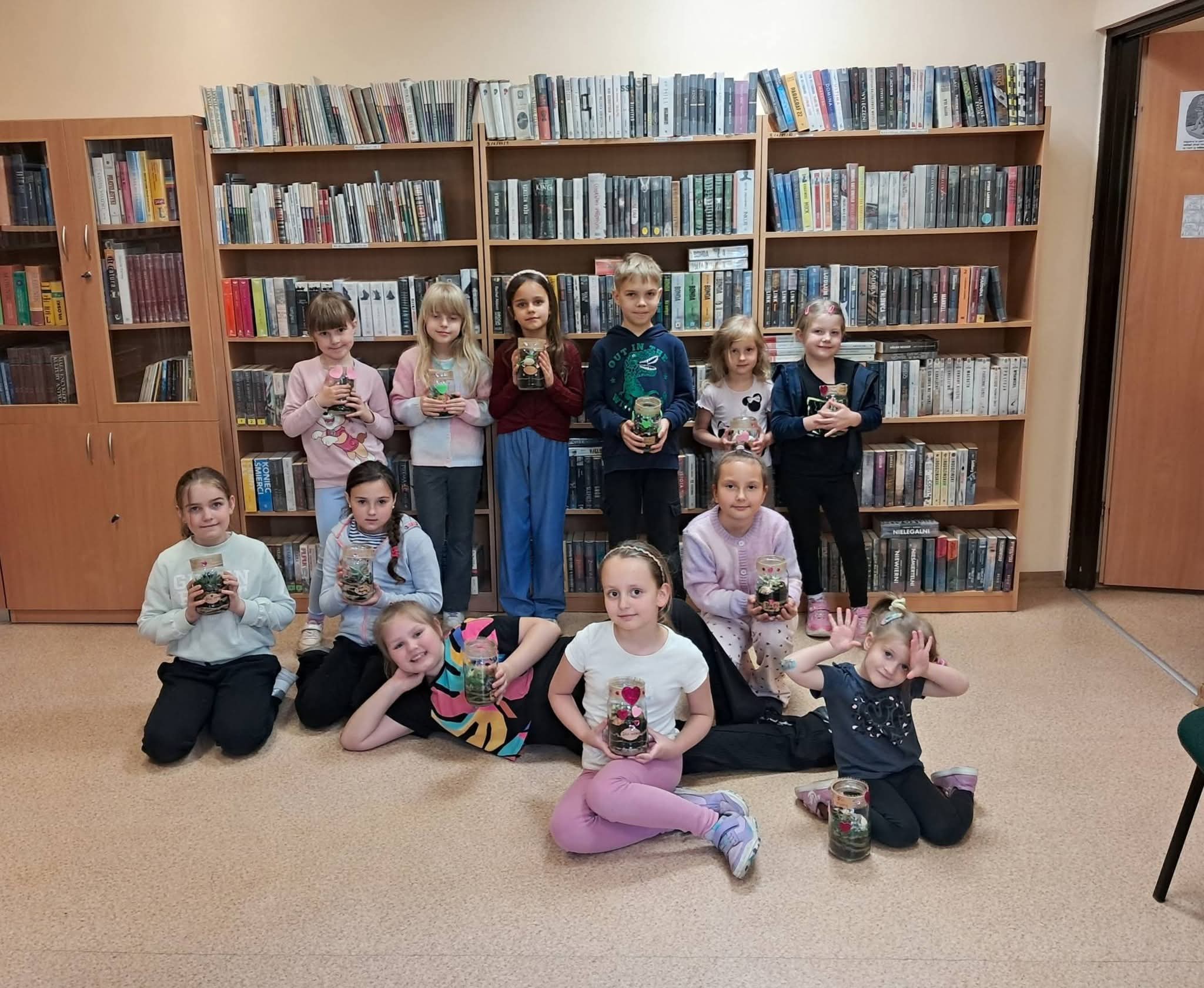 Uczestnicy warsztatów w bibliotece
