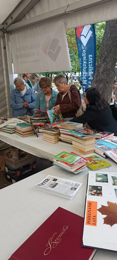 Zdjęcie przedstawia osoby oglądające książki na kiermaszu podczas FSR